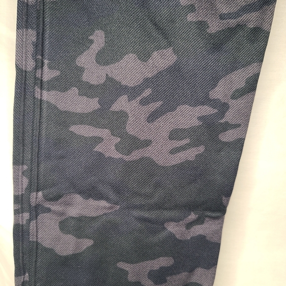 Spanx dark camo leggings. Women’s size 1X . New with tags! - Picture 9 of 9